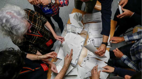 Législatives en Espagne : Sanchez en tête, poussée de l'extrême droite