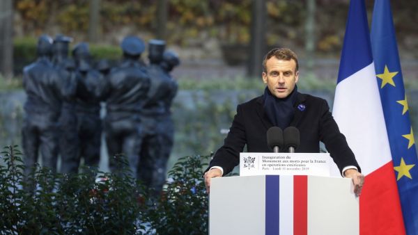 11 novembre: Macron rend hommage au "sacrifice suprême" des soldats...