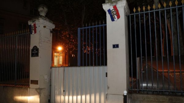 VIDÉO - Contre la précarité étudiante, des manifestants forcent les grilles du ministère de l'Enseignement supérieur