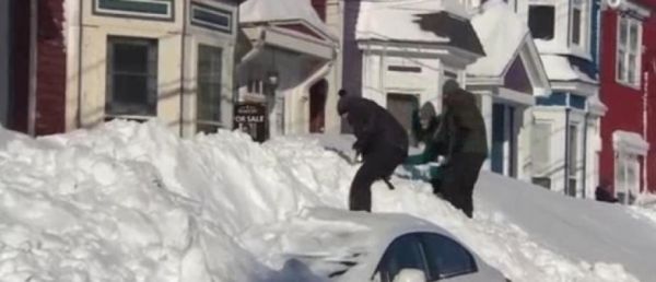 EN DIRECT - Neige sur la France : Un mort dans l'Isère, trafic ferroviaire en partie bloqué à Grenoble, 200.000 foyers privés d'électricité dans la Drôme, Isère et Ardèche - Vidéo