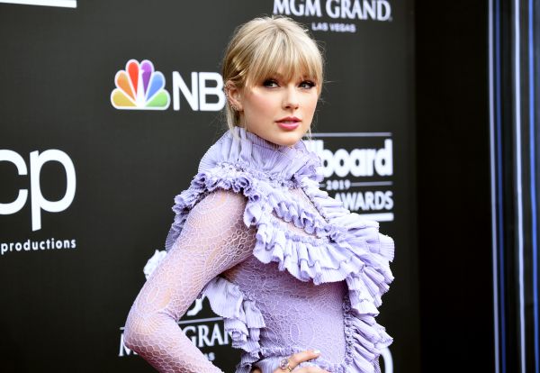 Taylor Swift accuse les dirigeants de son ancien label de «contrôle tyrannique» et appelle ses fans au secours