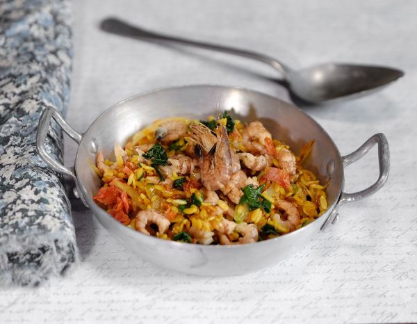 Petites pâtes orzo (grains de riz)sautées et croustillantes au curcuma et aux crevettes