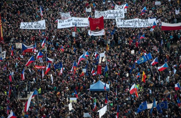 République tchèque : 30 ans après la Révolution de velours, 250 000 personnes dans les rues de Prague