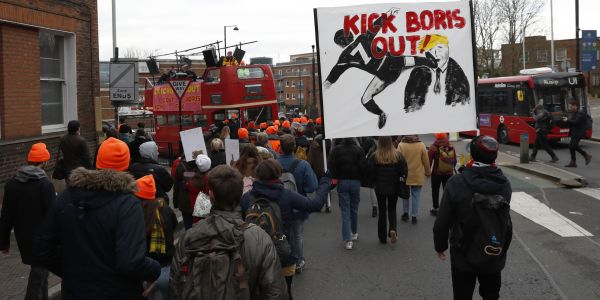 Au Royaume-Uni, une rave party pour contrer Boris Johnson : "Dégagez Boris !"