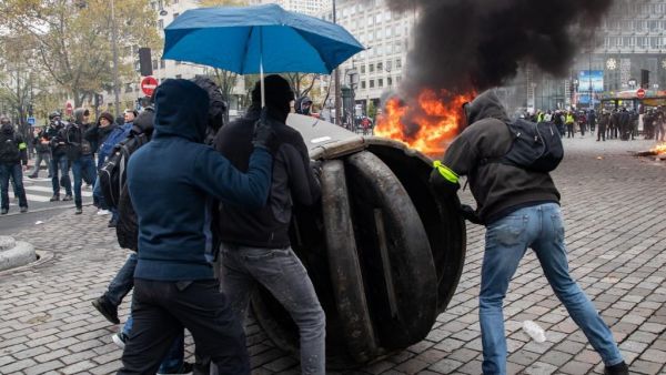 "Gilets jaunes" : près de 300 personnes interpellées lors du premier anniversaire du mouvement, la plupart à Paris