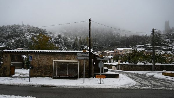 EN DIRECT - Neige dans le sud-est : 33.000 foyers toujours privés d'électricité dans l'Isère, la Drôme et l'Ardèche