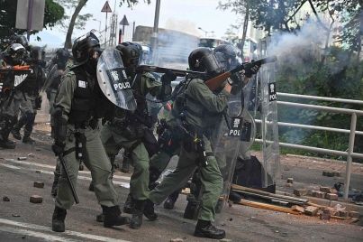 Hong Kong : la police menace de tirer à balles réelles contre les manifestants