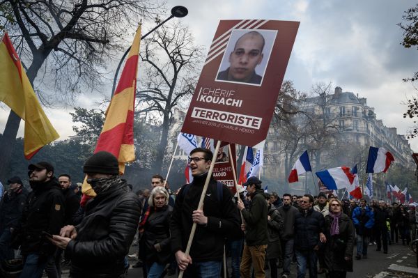A Paris, plusieurs centaines d'"identitaires" manifestent "contre l'islamisme"