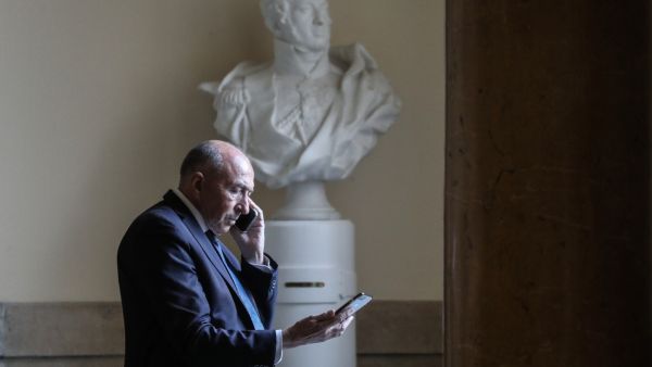 Lyon: conseil municipal tendu pour Collomb après la publication d...