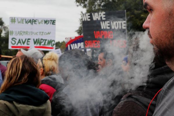 La volte-face de Trump sur l'interdiction des vaporettes aromatisées