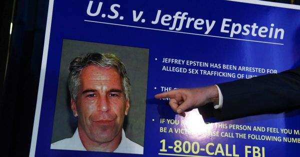 Après la mort de Jeffrey Epstein : deux gardiens de la prison inculpés