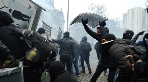 « Gilets jaunes » : Le manifestant blessé samedi à Paris a perdu l'usage d'un œil, selon sa compagne