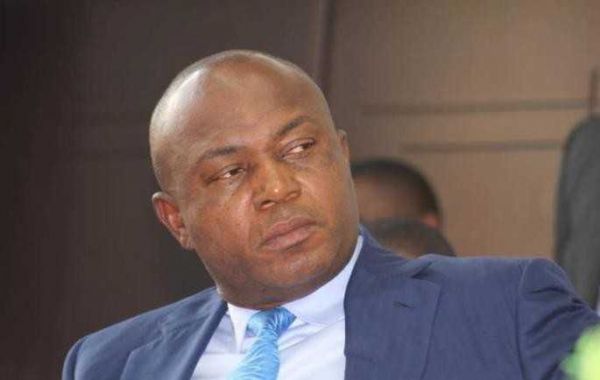 RDC : le gouverneur de Kinshasa envoyé à terre par des Congolais résidant en France ! (vidéo)