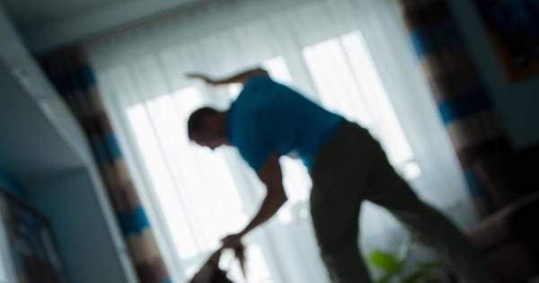 Les enfants filment leur père qui bat leur mère