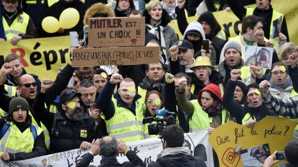Plusieurs centaines de personnes défilent pour soutenir Manuel, le Gilet jaune éborgné
