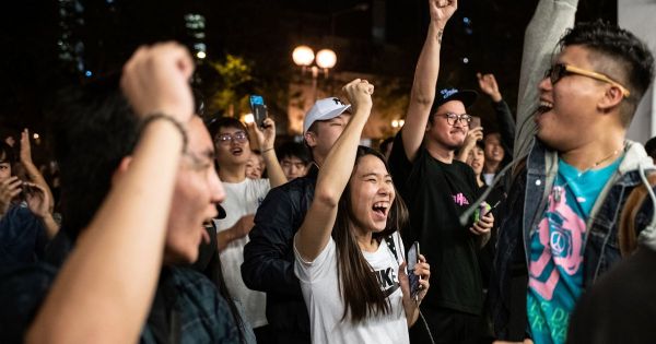 À Hong Kong, les pro-démocratie se dirigent vers une victoire écrasante
