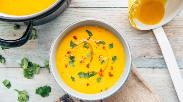 Parmi les plats d'hiver, la soupe de légumes préférée à la tartiflette et à la fondue [SONDAGE EXCLUSIF]