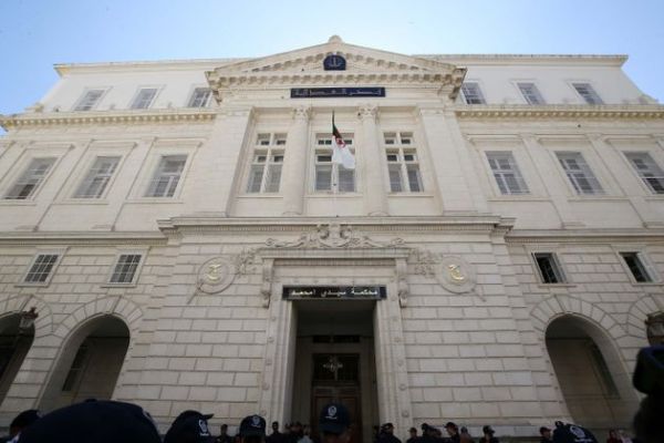 Algérie : pagaille et colère au tribunal de Sidi M'hamed pour le procès d'Ouyahia et Sellal