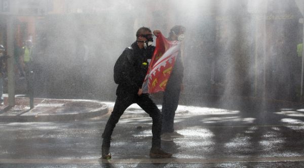 Oui, la Préfecture de police va bien emprunter des lanceurs d'eau aux pompiers pour la manifestation du 5 décembre à Paris