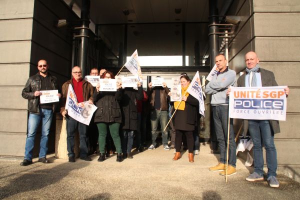 Grève du 5 décembre : les policiers se rassemblent symboliquement devant le commissariat de Flers
