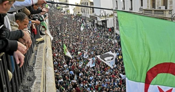 Foule exceptionnelle à Alger pour le dernier vendredi avant la présidentielle