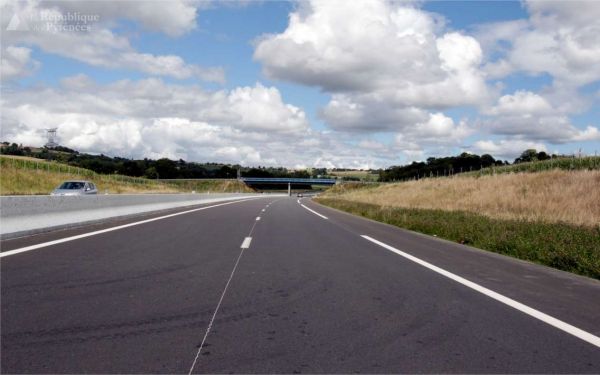 Autoroutes : les routiers lèvent leurs barrages filtrants sur l'A63 et l'A65