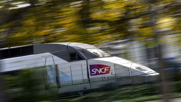 Grève : 1 TGV sur 6 et 1 TER sur 10 dimanche, "l'affluence en gare très dangereuse" lundi, prévient la SNCF