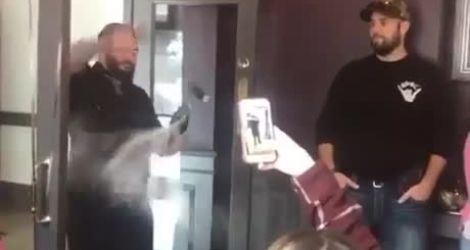 Ouvrir une bouteille de champagne avec un couteau
