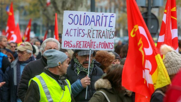 Un pays "bloqué" et un président "arrogant": comment la presse étrangère regarde le conflit social en France