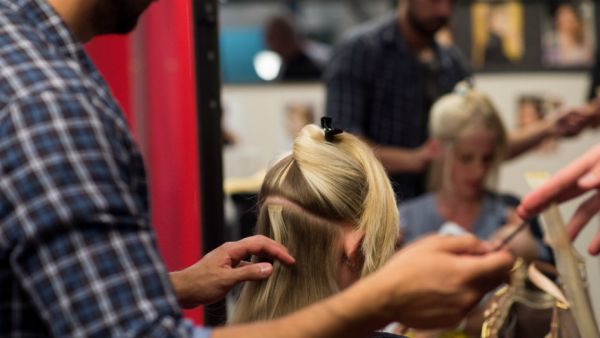 Cancer du sein : la coloration des cheveux augmenterait les risques