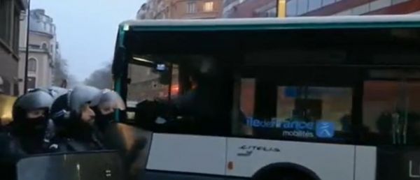 Les vidéos des non-grévistes de la RATP insultés quand ils tentent de sortir des dépôts avec leur bus en Ile de France  - Regardez