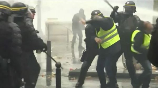Un sénateur LR souhaite faire interdire la captation et la diffusion d'images de forces de l'ordre