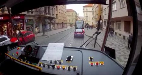 Un chauffeur de tramway aide un enfant perdu (Prague)