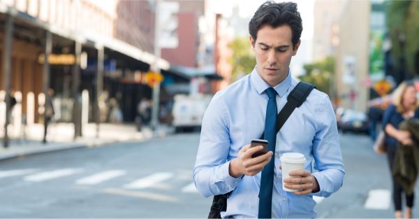 À force d'avoir les yeux constamment rivés sur leur téléphone, les gens se blessent de plus en plus