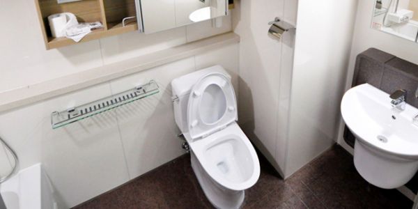 Fuite sur un WC : causes possibles, comment réparer la chasse d'eau ?