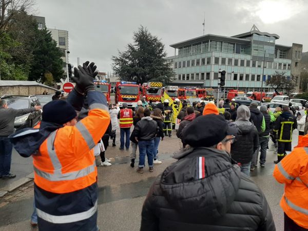 Grève du 12 décembre : le cortège soutenu par les sirènes des pompiers et du Samu, à Rouen