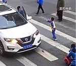Un enfant en colère après avoir été percuté avec sa maman sur un passage piéton (Chine)