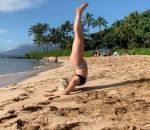 Une femme-ver se déplace sur le sable pour aller dans l'eau
