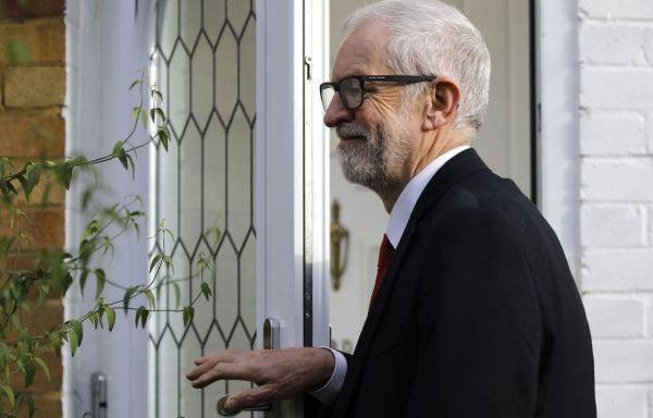 Jeremy Corbyn s'excuse après la défaite historique du Parti travailliste