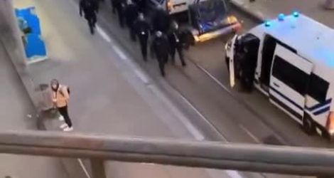 Des français jouent La Marche Impériale devant les CRS