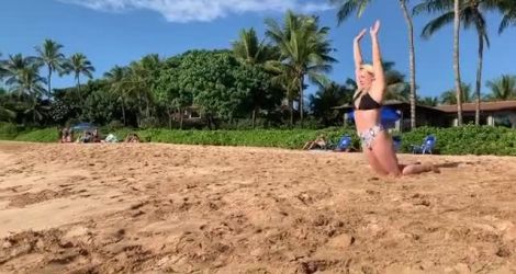Sur la plage, Une fille se déplace comme un ver (Hawaï)