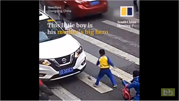 Un enfant s'énerve contre un automobiliste qui vient de renverser sa mère
