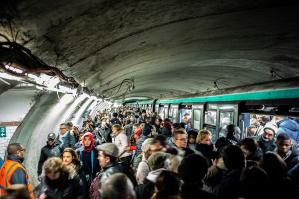 Retraites: trafic SNCF et RATP de nouveau "très perturbé" mardi par la grève