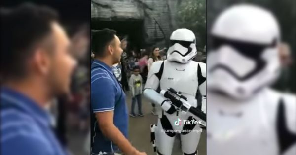 [Zone 42] Star Wars : quand un visiteur de Disneyland se fait ridiculiser par un Stormtrooper (vidéo)