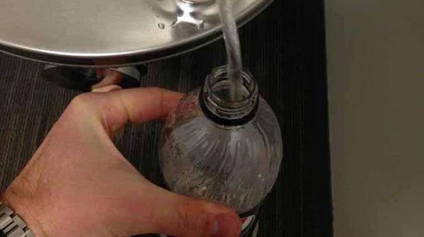 L'Astuce Pour Remplir Facilement Votre Bouteille à Une Fontaine à Eau.