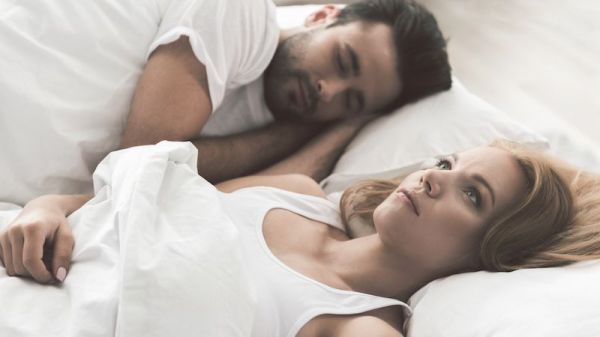Non, celui qui dort du côté droit n'est pas le plus ronchon