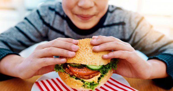 Un enfant de 7 ans se coupe la lèvre en mangeant un sandwich chez McDonald's