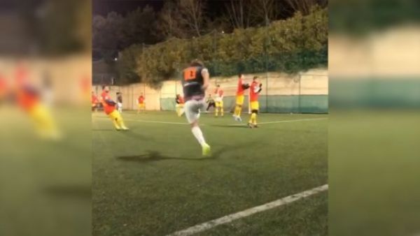 Foot - WTF - WTF : à 43 ans, Francesco Totti a encore une sacrée frappe de balle