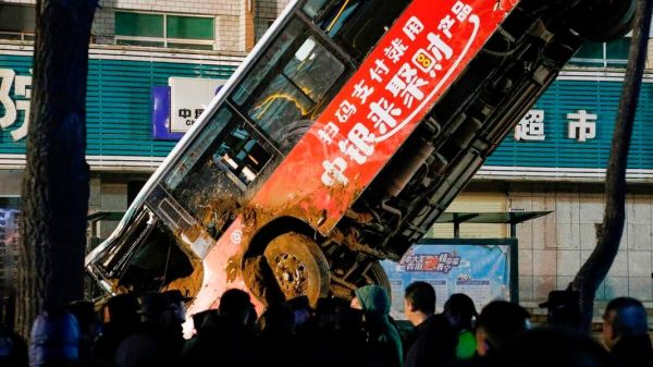 EN VIDÉO | Un autobus avalé par la chaussée fait six morts