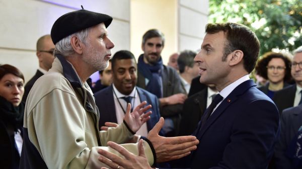 Emmanuel Macron répond sèchement à un enseignant opposé à la réforme des retraites : "Vous n'êtes pas sympathique, ni respectueux"